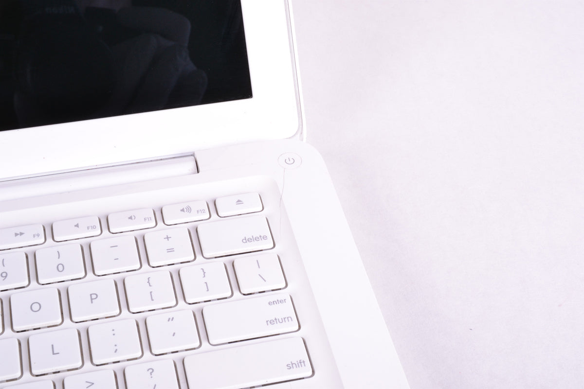 13&quot; MacBook Unibody (White) 2.4GHz 250GB HD 4GB RAM MC516LL/A A1342 2010