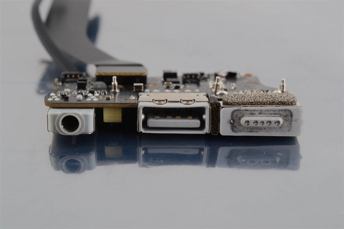 Apple 13" MacBook Air A1369 Mid 2011 - I/O BOARD MAGSAFE AUDIO USB - 820-3057