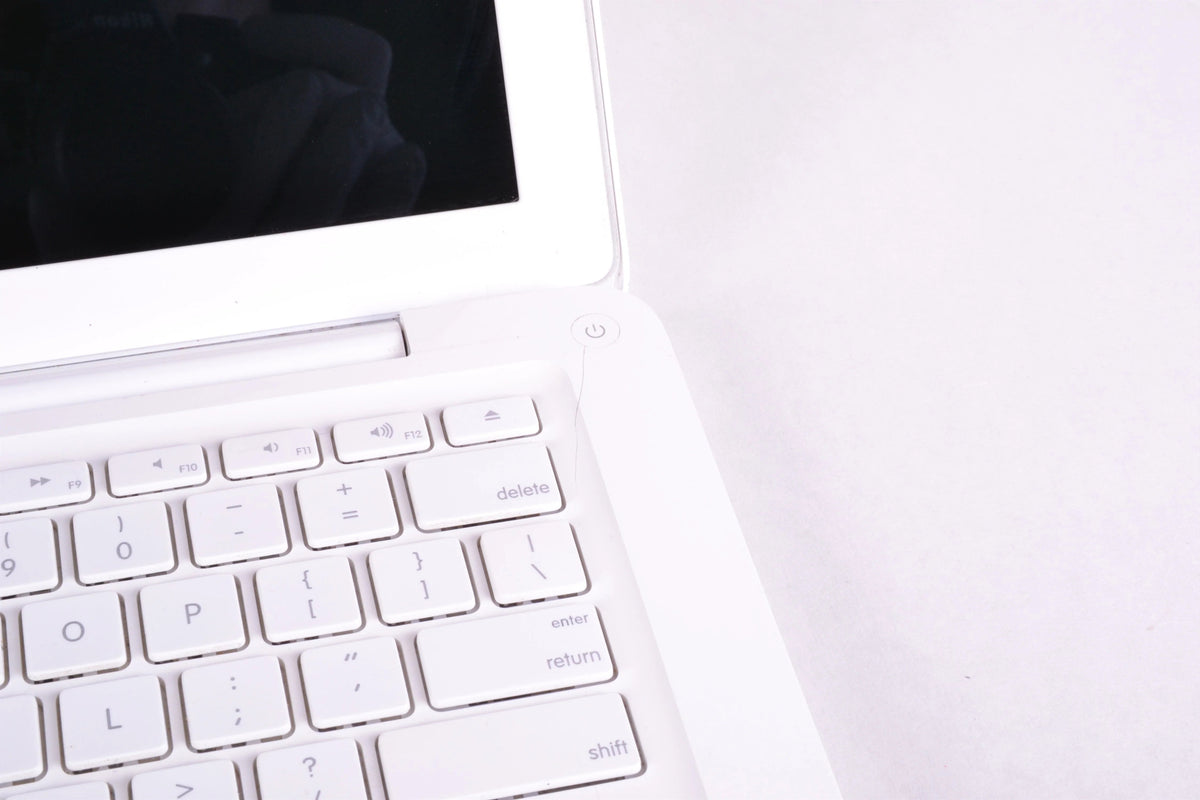 13&quot; MacBook Unibody (White) 2.4GHz MC516LL/A A1342 Mid 2010 - Good Condition
