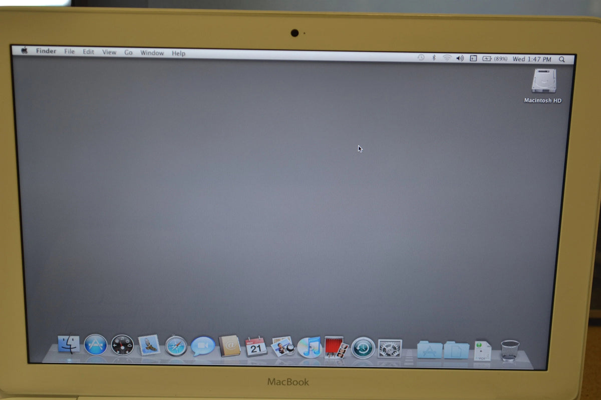 13" MacBook Unibody (White) A1342 2.26GHz w/charger || No HDD No Ram No Battery