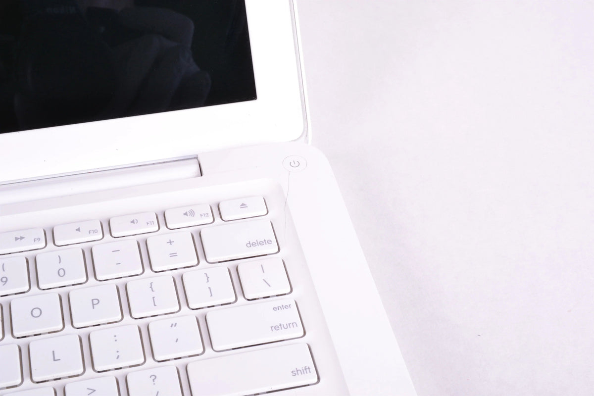 13" MacBook Unibody (White) A1342 2.26GHz w/charger || No HDD No Ram No Battery