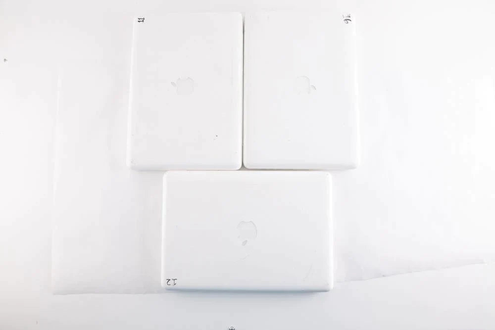 13" MacBook Unibody (White) A1342 2.26GHz w/charger || No HDD No Ram No Battery