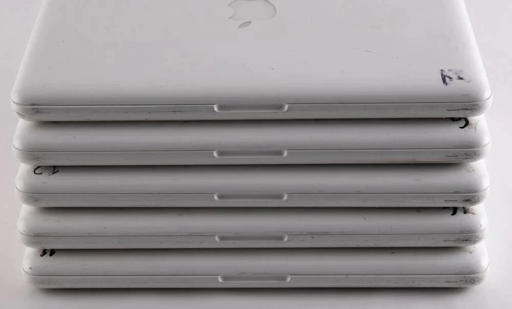 13" MacBook Unibody (White) A1342 2.26GHz w/charger || No HDD No Ram No Battery