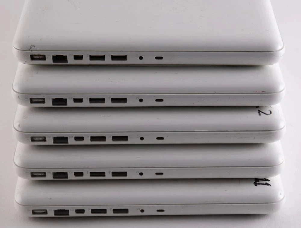 13" MacBook Unibody (White) A1342 2.26GHz w/charger || No HDD No Ram No Battery